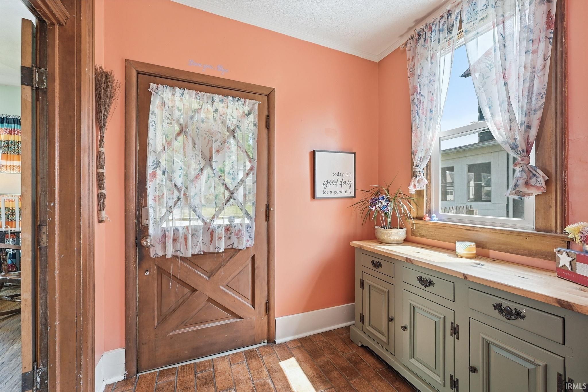 Image of 329 W 5th Street